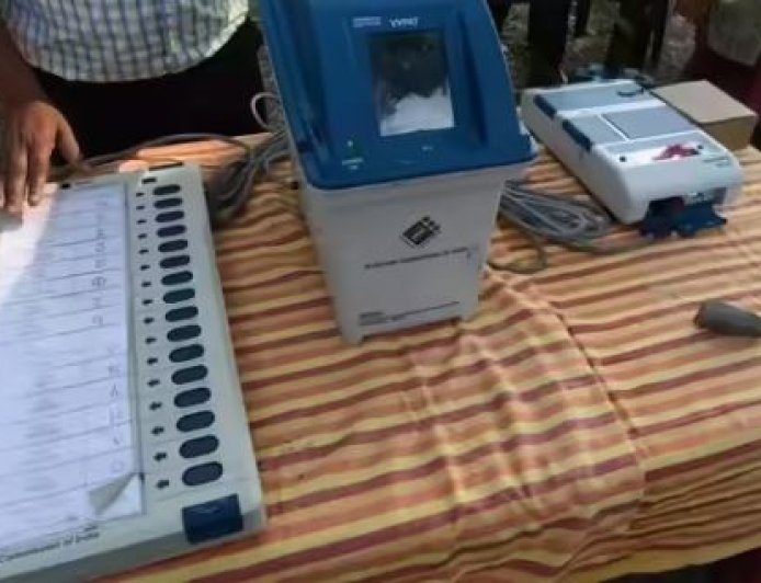 निवडणूक तयारीला वेग; आयुक्त डॉ. सचिन ओम्बासे यांची EVM व मतमोजणी ठिकाणांना भेट.